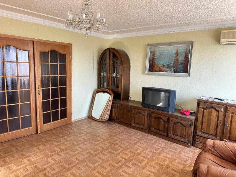 Продается 4-х комнатная квартира, ул. Артема, арт. 5352